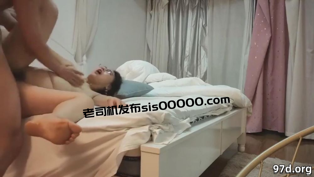 【MP4/671M】和戴眼镜的熟女舅妈多次乱伦偷情了 舅妈越来越骚主动舌吻给我口交用力操她快操哭了